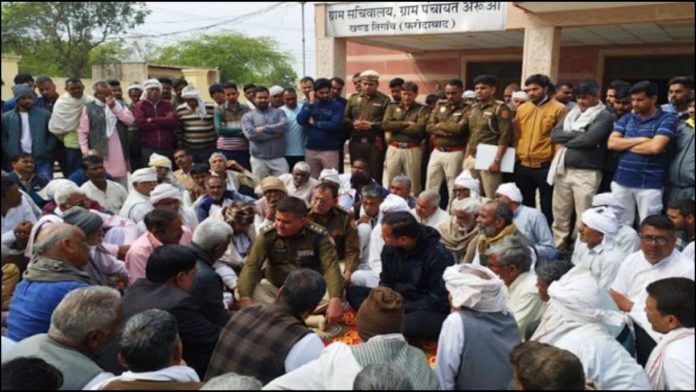 अरुआ गाँव में दीपक के हत्यारों को पकड़ने के लिए पंचायत बुलाई गई थी