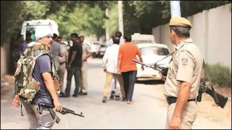 घर में घुस सिर पर तानी पिस्टल, बैट से पीटा, परिवार को बंधक बना ₹3 करोड़ की डकैती: दिल्ली पुलिस ने बांग्लादेशी डकैत मिराज का किया एनकाउंटर, शाहिद को भी दबोचा