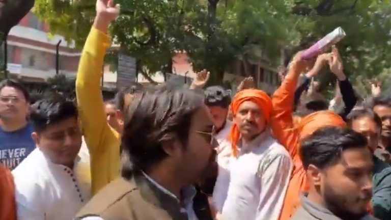 ‘मनोज तोमर को बहाल करो’: दिल्ली पुलिस के हेडक्वार्टर पर पढ़ी गई हनुमान चालीसा, सड़क के नमाजी पर बल-प्रयोग करने वाले पुलिसकर्मी का समर्थन