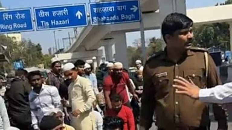 नमाज पढ़ने से पहले SI मनोज तोमर ने समझाया, फिर भी जबरन सड़क पर बैठी मुस्लिम भीड़: नेटीजंस बोले- दिल्ली पुलिस को उकसाया गया, निलंबन वापस हो
