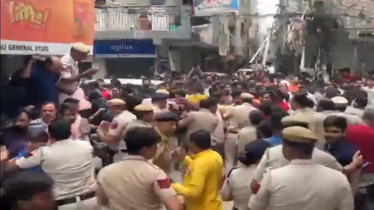 दिल्ली में 34 साल के अरमान ने 4 साल की हिंदू बच्ची का किया रेप, बताने पर दी थी जान से मारने की धमकी: लोगों के बवाल के बाद पुलिस बोली- सामान्य है बच्ची की हालत