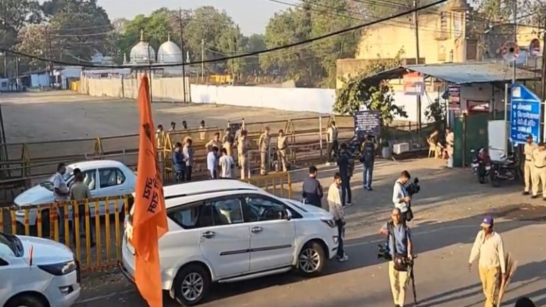 धार के भोजशाला में ASI का सर्वे जारी, फोटो-वीडियो बनाने पर रोक: हिंदुओं ने की पूजा-अर्चना, हनुमान चालीसा एवं सरस्वती स्रोत का किया पाठ