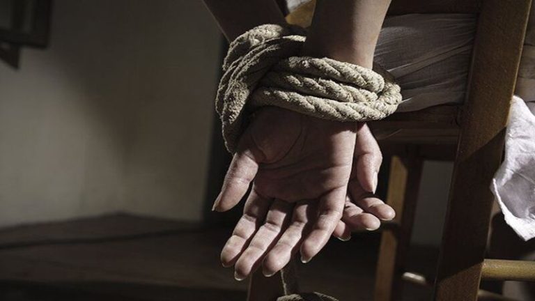 ‘गर्दन पर चाकू रख अल्लाह-हू-अकबर बुलवाया, ₹50000 लूट लिए’: गुरुग्राम में 4 बदमाशों ने शाकाहारी हिन्दू युवक को बाँध कर किया कैद, कहा – मेवात ले चल, बड़े का गोश्त खिलाएँगे