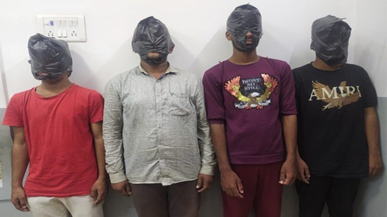 मक्का मस्जिद के सामने पति-पत्नी से मारपीट और गाली-गलौच, नवजात को भी नहीं छोड़ा: वीडियो वायरल, शाबाज-फिरदौस और फरहान-अयाज गिरफ्तार