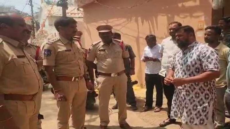 ‘कॉन्ग्रेस सरकार ने रोक दिया हिन्दुओं का दाना-पानी, मैं राशन लेकर जा रहा था’: विधायक T राजा सिंह तेलंगाना में हाउस अरेस्ट, बोले – पीड़ितों पर ही केस दर्ज कर रही पुलिस
