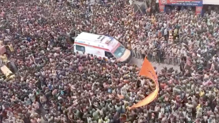 उत्सव में डूबी लाखों हिन्दुओं की भीड़, लेकिन क्षण भर में एम्बुलेंस के लिए बना दिया रास्ता: इंदौर की ‘गेर’ में हिस्सा लेने वाले पहले CM बने मोहन यादव, रंगों का गुब्बार-पानी की बौछार