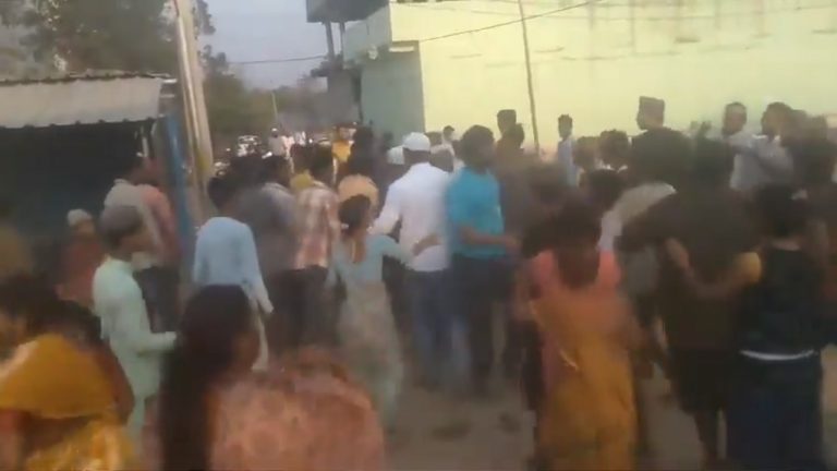 तेलंगाना में होली का जश्न मना रहे लोगों पर मस्जिद के पास हमला, कहा- नमाज के टाइम गाने नहीं बजा सकते: महिलाओं को भी नहीं छोड़ा