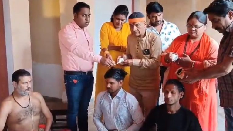 अल्लारखा बने ‘विजय चौहान’, अजीजुल जाने जाएँगे ‘अनय ठाकुर’ के नाम से: हनुमान मंदिर में 2 मुस्लिम युवकों की घर-वापसी, वेदमंत्रों के साथ गूँजे ‘जय श्री राम’ के नारे