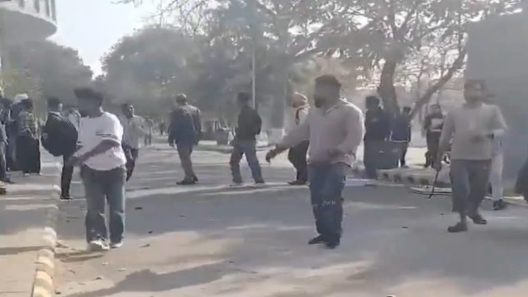 जालंधर में कश्मीरी और पंजाबी छात्रों के बीच पत्थरबाजी, लात-घूँसे: लड़की से छेड़खानी, पगड़ी गिराने का आरोप… मस्जिद घेर कर बैठे लोग, नहीं पढ़ने दी नमाज