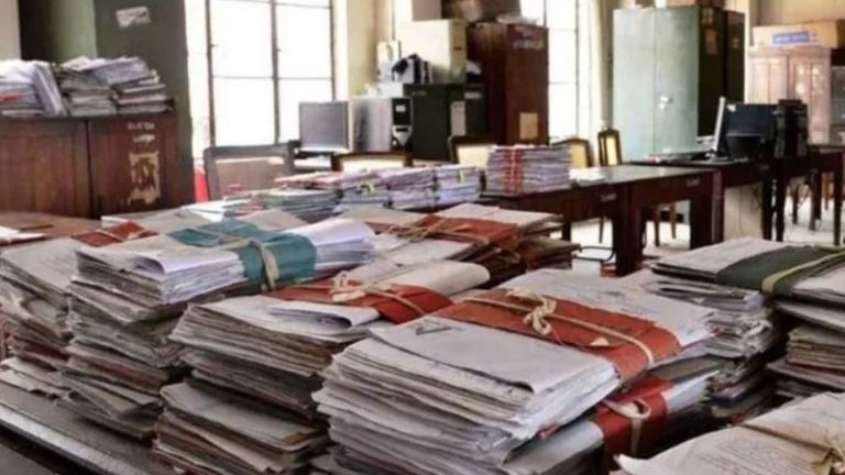 केरल में सरकारी नौकरों को सैलरी नहीं, न रिटायर लोगों को पेंशन… जिनके खातों में पैसा, वो भी फ्रीज: राज्य में आर्थिक संकट, 3.5 लाख कर्मचारी प्रभावित
