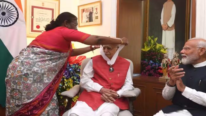 आडवाणी को भारत रत्न देतीं राष्ट्रपति मुर्मू और साथ में पीएम मोदी