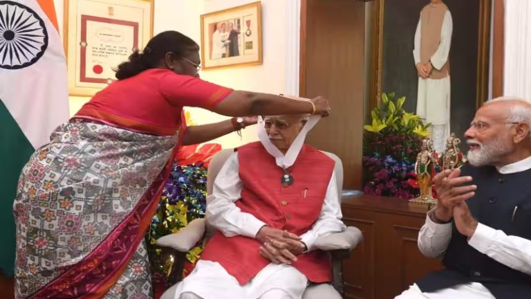 लालकृष्ण आडवाणी के घर पर चल कर आया ‘भारत रत्न’, PM मोदी की मौजूदगी में राष्ट्रपति द्रौपदी मुर्मू ने किया सम्मानित: देखें वीडियो