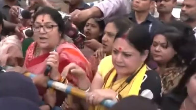 संदेशखाली जा रही थीं भाजपा सांसद लॉकेट चटर्जी, बंगाल पुलिस ने बीच रास्ते में हिरासत में लिया: MLA अग्निमित्रा पॉल भी साथ में, वीडियो वायरल