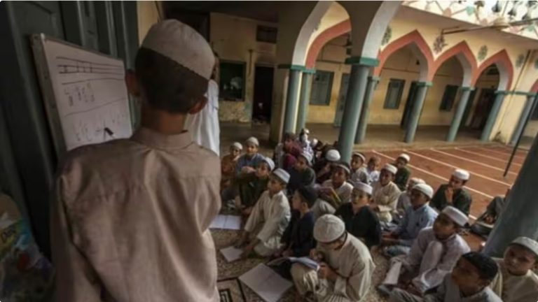 मदरसे में नाबालिग को मौलवी ने अधनंगा कर पीटा, छात्रों से कहा- इस पर थूको: ₹100 की घड़ी चुराने का आरोप लगाकर की बर्बरता