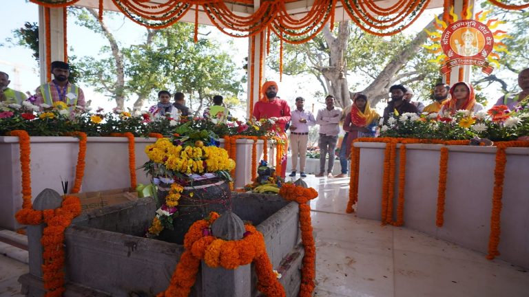 जिस मंदिर को भगवान राम के पूर्वज महाराजा रघु ने बनवाया, उसमें 38 साल बाद शिवभक्तों ने की पूजा: कुबेर टीले पर शिवरात्रि के अभिषेक में रामलला रहे मौजूद