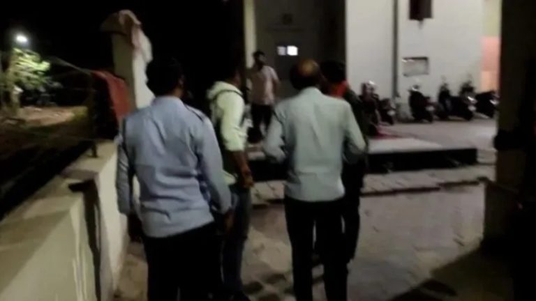दीवार पर ‘बिस्मिल्लाह अल-रहमान अल-रहीम’ लिख बना दी खुली मस्जिद, 5 बार होने लगी नमाज: लोगों ने पूछा तो अफगान छात्र ने मारा थप्पड़, गुजरात यूनिवर्सिटी में बवाल