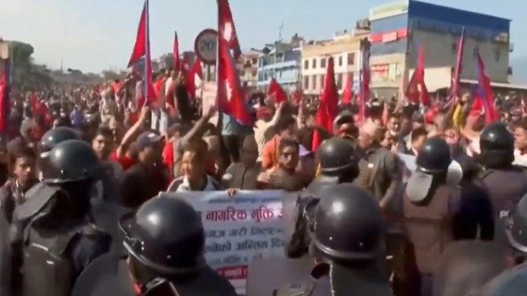 16 साल में 13 सरकारें, जगह-जगह उगीं दरगाहें, चीन का हस्तक्षेप… नेपाल में हिन्दू राष्ट्र के लिए तेज हुआ आंदोलन, लोग बोले – नेताओं ने किए झूठे वादे, हर तरफ भ्रष्टाचार