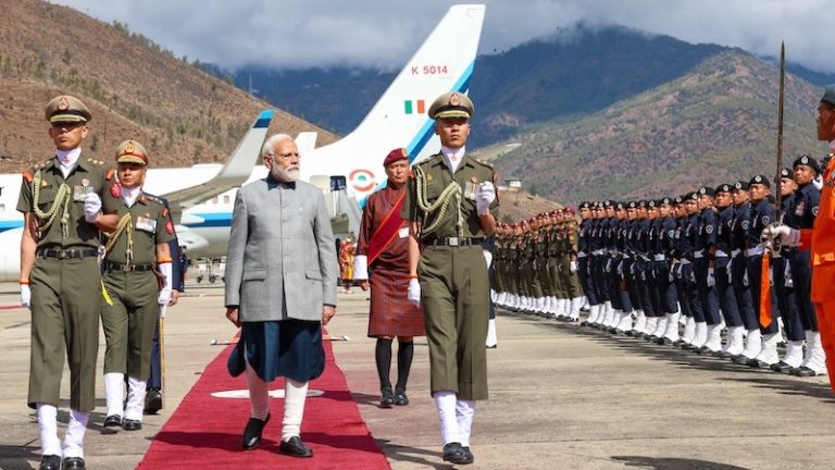 भूटान पहुँचे PM मोदी का ‘रेड कार्पेट’ स्वागत, 45 km तक सड़क के दोनों तरफ कतार में खड़े रहे लोग: भारत के बनाए अस्पताल का करेंगे उद्घाटन, चीन की नींद उड़ी