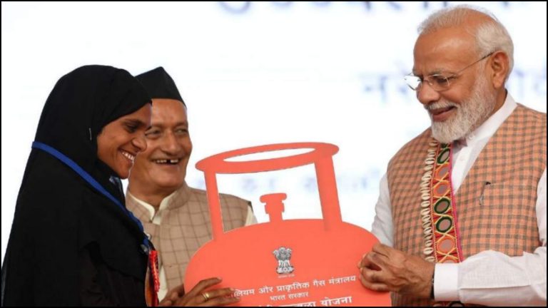 10 करोड़ घरों में पहुँचा गैस सिलिंडर, महिलाओं को मिली धुएँ से आजादी: उज्ज्वला से बदल गई करोड़ों घरों की किस्मत