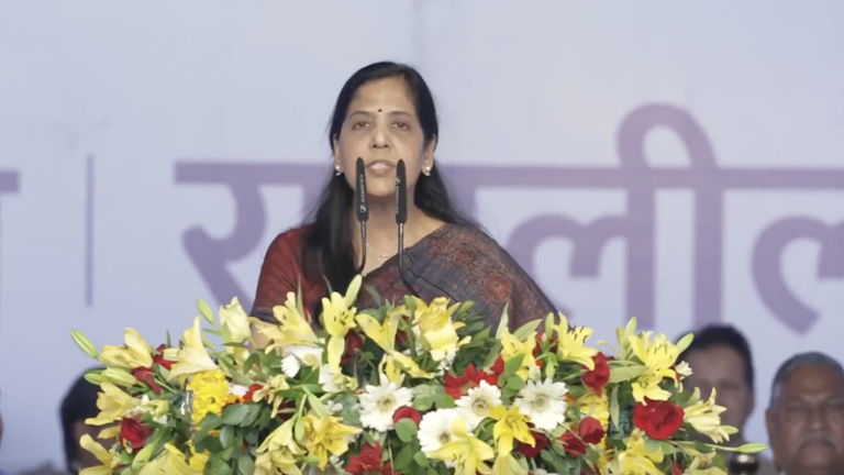 ‘भारत माँ कराह रही है’: सुनीता केजरीवाल ने स्वतंत्रता संग्राम के बलिदानियों से की अपने CM पति की तुलना, दिल्ली में I.N.D.I. गठबंधन के मंच से मनुस्मृति के खिलाफ लड़ाई का ऐलान