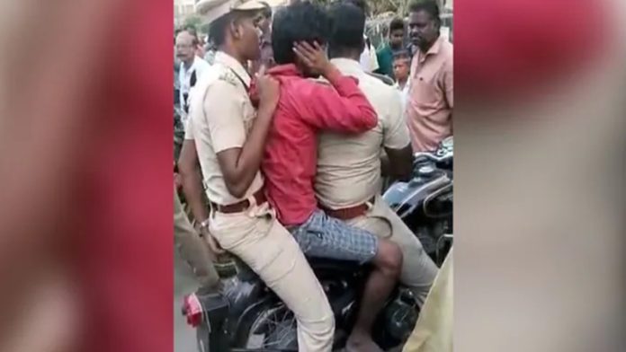 बिहारी मजदूर को ले जाती तमिलनाडु पुलिस