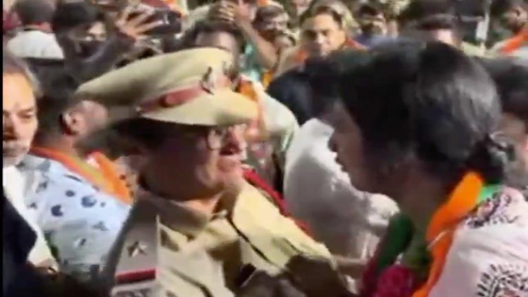 हैदराबाद में BJP प्रत्याशी माधवी लता को गले लगाने वाली ASI उमा देवी निलंबित, प्रचार के दौरान का वीडियो ओवैसी समर्थकों ने सोशल मीडिया पर किया था वायरल