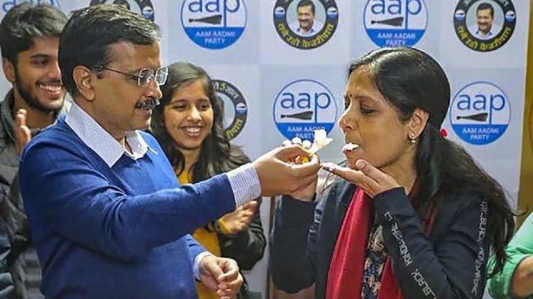 अरविंद केजरीवाल नं 1, दिल्ली CM की बीवी सुनीता नं 2… AAP की स्टार प्रचारकों की लिस्ट जिसने देखी वही हैरान, पूछ रहे- आत्मा करेगी प्रचार