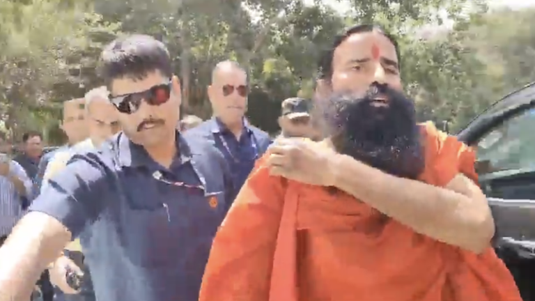 ‘पतंजलि आयुर्वेद’ और ‘दिव्य फार्मेसी’ के इन 14 दवाओं के लाइसेंस रद्द: फिर से माफीनामे के बाद भी नाराज़ हुआ सुप्रीम कोर्ट, पूछा – अख़बार का पूरा पेज रिकॉर्ड पर क्यों नहीं रखा?