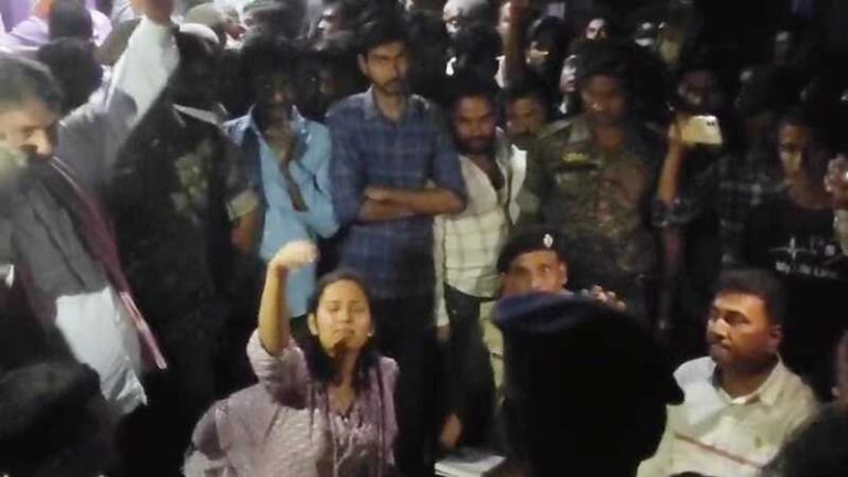 नवरात्रि में देवी माँ के मंदिर में तोड़फोड़, लिख दिया XXX: चूल्हे पर मांसाहार पकाए जाने की आशंका, स्कूल कैम्पस में स्थित है धर्मस्थल