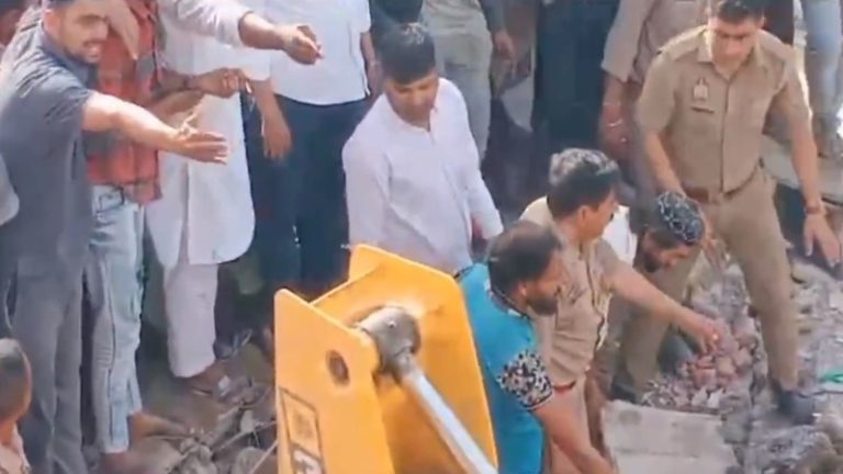 बदायूँ में मिट्टी में मिला असलम अली का 2 मंजिला मकान, बना रखा था आतिशबाजी का गोदाम: विस्फोट के बाद मलबे में कई दबे, 2 बच्चों को निकाला गया