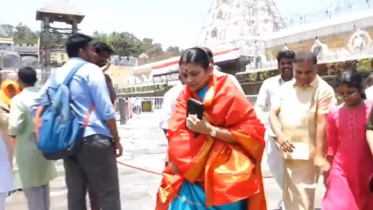 बेटा सनातन को मिटाने की बात करता है, माँ जाती है मंदिर: तमिलनाडु के मुख्यमंत्री एमके स्टालिन की पत्नी दुर्गा स्टालिन ने की श्री वेंकटेश्वर मंदिर में पूजा