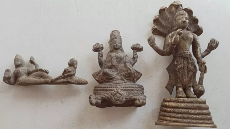 गाँव का नाम मोहम्मदपुर, खुदाई में निकली 400 साल पुरानी भगवान विष्णु और माता लक्ष्मी की मूर्तियाँ: मंदिर बनाने और उसमें स्थापित करने की माँग
