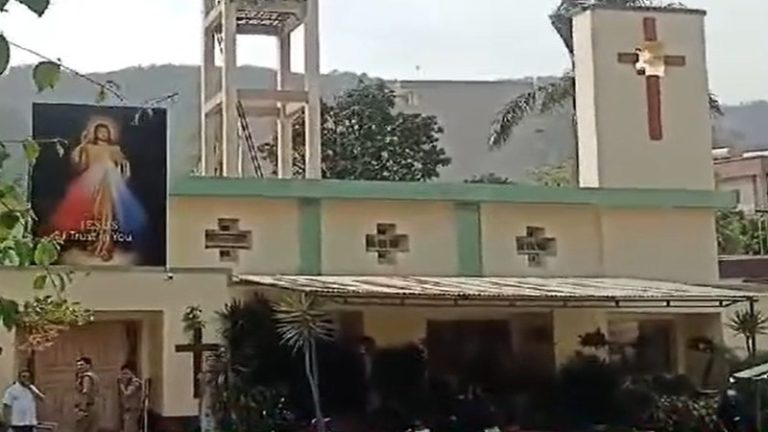 नैनीताल के सेंट थरेसा चर्च में पक रहा था प्रतिबंधित मांस, हिंदू संगठनों ने किया जमकर विरोध: धर्मांतरण का रैकेट चलाने का भी लगाया आरोप