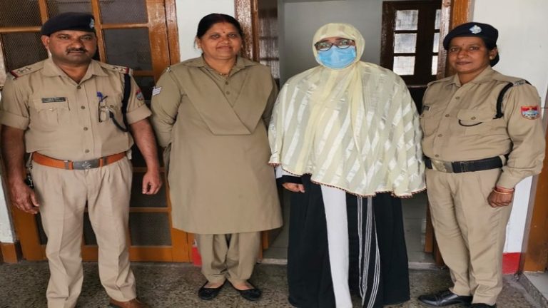 शौहर ने करवाया वनभूलपुरा में पुलिस पर हमला, बुर्के वाली बीवी साफिया व्यस्त थी धोखाधड़ी में: मृत व्यक्ति से लिखवा ली थी जमीन, पुलिस ने बरेली से दबोचा