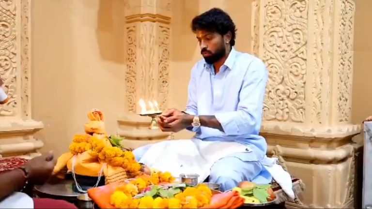 सिर पर पूजा की थाल, गले में रूद्राक्ष… हार्दिक पांड्या ने सोमनाथ महादेव का किया अभिषेक: नेटिजन्स बोले- बुरा वक्त आते ही भगवान की शरण में पहुँच गए