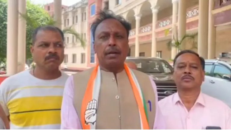 ‘पैसे लेकर टिकट देते हो, मैंने पहले ही कहा था भाग जाएगा’: फोन पर पार्टी को हड़काते दिखे इंदौर कॉन्ग्रेस के अध्यक्ष, कहा – भुगतो खामियाजा