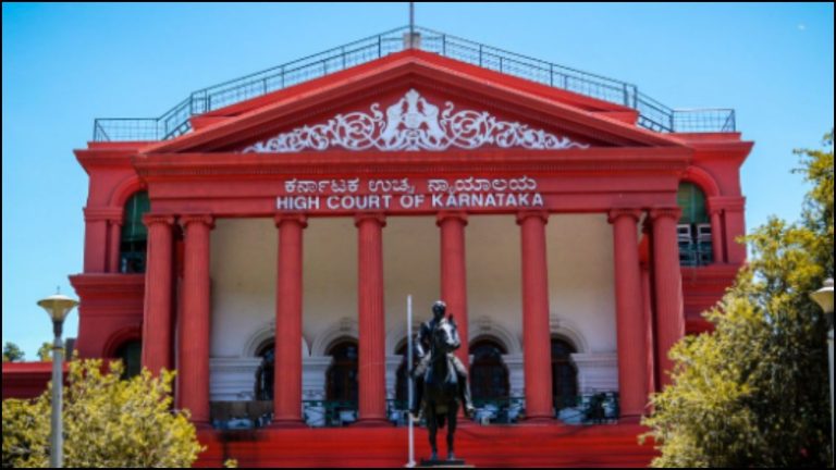 कर्नाटक हाई कोर्ट में चाकू लेकर घुसा, अधिकारियों को फाइल सौंप काट लिया गला: चीफ जस्टिस बोले- यह कैसे घुसा, यहाँ कोई पुलिस वाला नहीं है क्या?