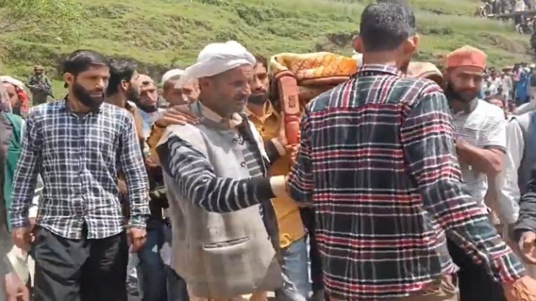 समाज कल्याण विभाग के कर्मचारी को गोलियों से भूना, जम्मू कश्मीर में अमेरिकी रायफल से टारगेट किलिंग: आतंकियों की तलाशी के लिए अभियान शुरू