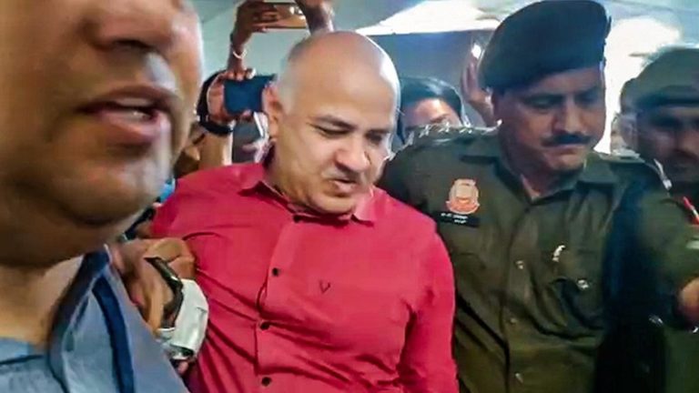 ‘हमने इजाजत दी नहीं, फिर आप बाहर कैसे निकल गए?’: 7 मई तक बढ़ाई गई मनीष सिसोदिया की हिरासत अवधि, जज ने वकील को लगाई फटकार