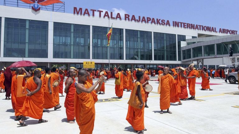 श्रीलंका में चीनी पैसों से बने एयरपोर्ट को चलाएँगी भारत-रूस की कंपनियाँ: पड़ोसी देश में ड्रैगन के उखड़ रहे कदम!