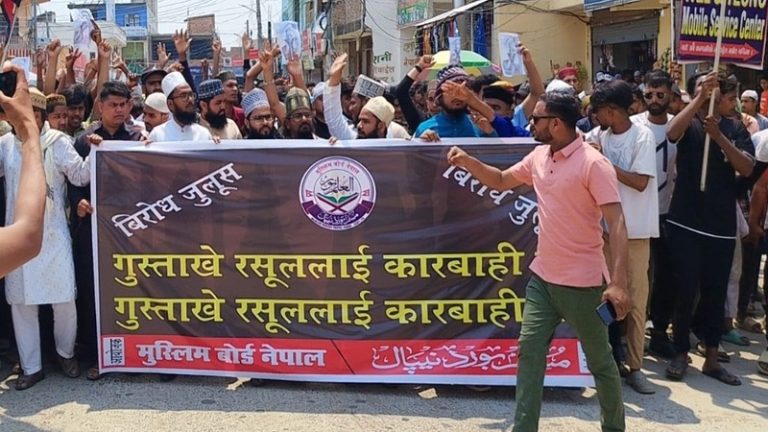 ‘अल्लाह-हू-अकबर’ के साथ ‘सर तन से जुदा’ के नारे: नेपाल में सुप्रीम कोर्ट के पूर्व जज को घोषित किया ‘गुस्ताख़-ए-रसूल’, सड़क पर उतरी भीड़ ने जलाए पुतले