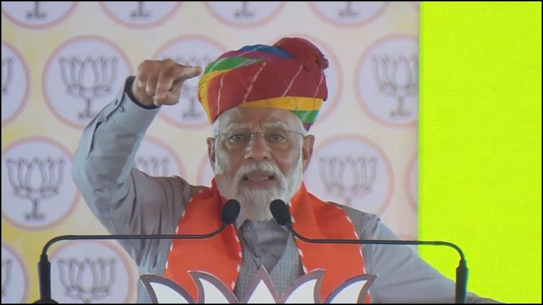 कॉन्ग्रेस नेताओं ने मंदिर गिरा जमीन कब्जाए, युवाओं की नौकरी में तलाशे लूट के मौके: राजस्थान में बोले PM मोदी, कहा- इनका इतिहास ही नहीं इरादे भी खतरनाक