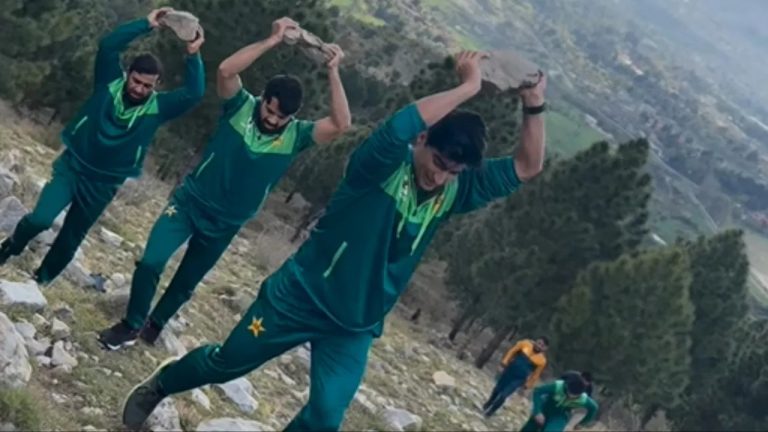 संगीनों का साया, फौज के जवान, पहाड़ की चढ़ाई… पाकिस्तानी क्रिकेटरों की कुछ ऐसे हो रही ‘ट्रेनिंग’, लोगों ने पूछा – खेलने जा रहे या आतंकी हमला करने?