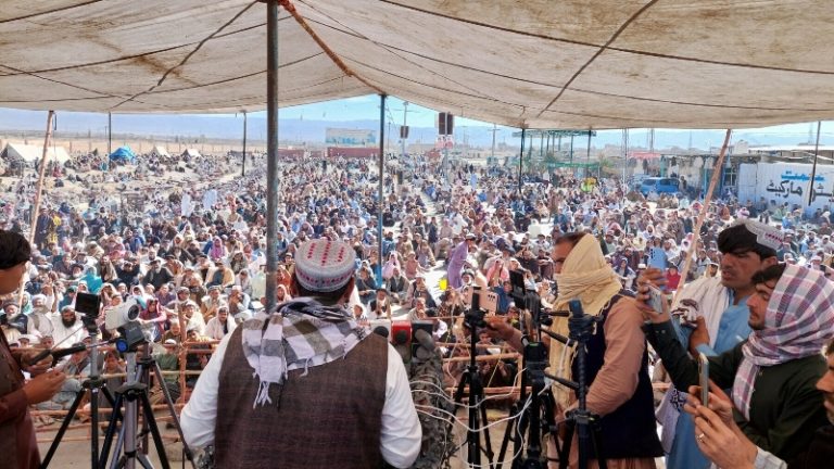 पाकिस्तान में अफगानिस्तान सीमा पर हजारों पख्तूनों का 6 महीने से प्रदर्शन, सीमा पार करने के लिए वीजा-पासपोर्ट की अनिवार्यता का कर रहे हैं विरोध