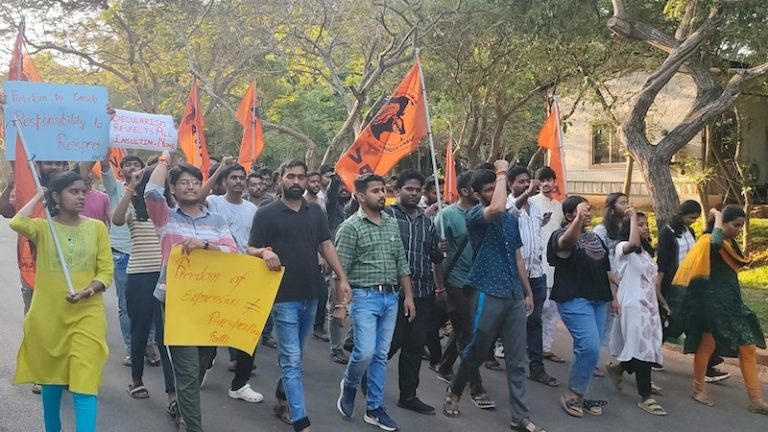 ‘शादीशुदा हूँ, पर हम दोस्त बन सकते हैं’: रावण को बीफ परोसती माँ सीता, हनुमान जी की पूँछ बन गई एंटीना… पॉन्डिचेरी यूनिवर्सिटी में हिन्दू विरोधी नाटक के विरोध में ABVP का मार्च