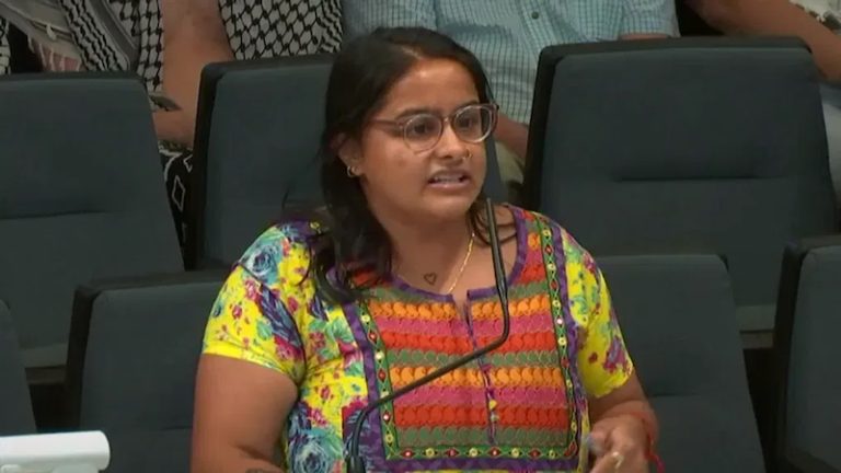 हत्या की धमकी, माँ की गाली, एजेंडे के लिए नवरात्रि का इस्तेमाल… अमेरिका ने हिन्दू विरोधी एक्टिविस्ट को जेल में ठूँसा, PM मोदी के लिए भी कह चुकी हैं अपशब्द