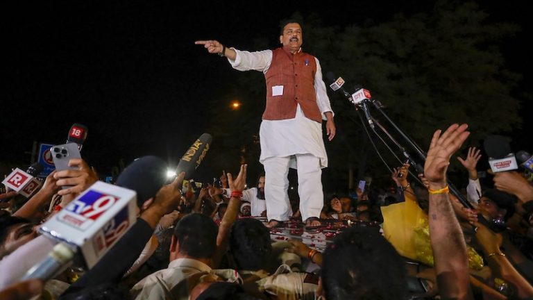 उधर अरविंद केजरीवाल जेल में, इधर कार्यकर्ता जश्न में डूबे… 6 महीने बाद तिहाड़ जेल से निकले संजय सिंह तो पुष्पवर्षा और ढोल-नगाड़ों से स्वागत, अब AAP का नेता कौन?