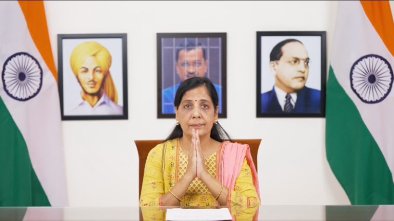 ‘CM की कुर्सी’ पर ‘धर्मपत्नी’, दीवार पर भगत सिंह और अंबेडकर के बीच जेल में बंद AK: चौथी बार प्रकट हो सुनीता केजरीवाल ने खड़ा किया नया विवाद