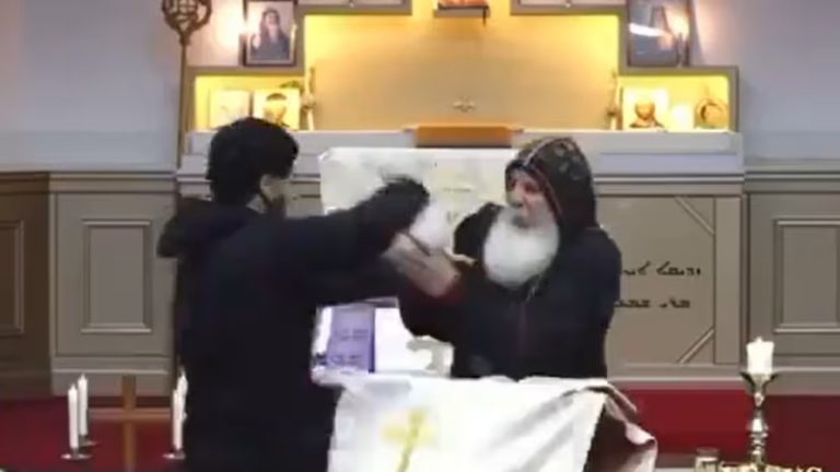 ‘आतंकी हमले’ से ऑस्ट्रेलिया में भड़का दंगा, जख्मी बिशप बोले – हमलावर के लिए प्रार्थना करो: अरबी बोलने वाले ने चर्च में घुसकर घोंप दिया था चाकू
