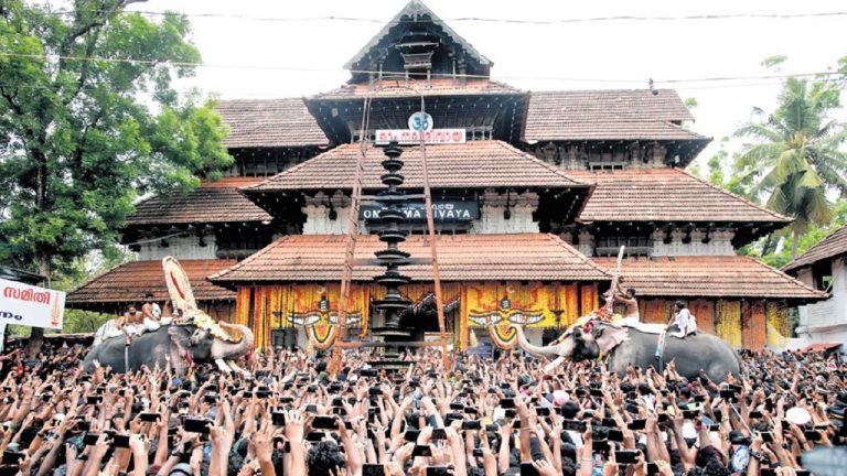 भक्तों को मंदिर में जाने से रोका, केरल पुलिस जूते पहन कर अंदर घुसी: ‘त्रिशूर पूरम’ उत्सव पर वामपंथी सरकार ने लगाए थे कई तरह के प्रतिबंध, अब दबाव में CM ने कही जाँच की बात